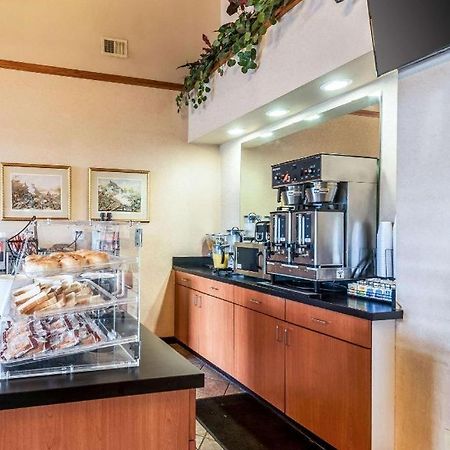 Econo Lodge Inn & Suites Middletown Екстериор снимка