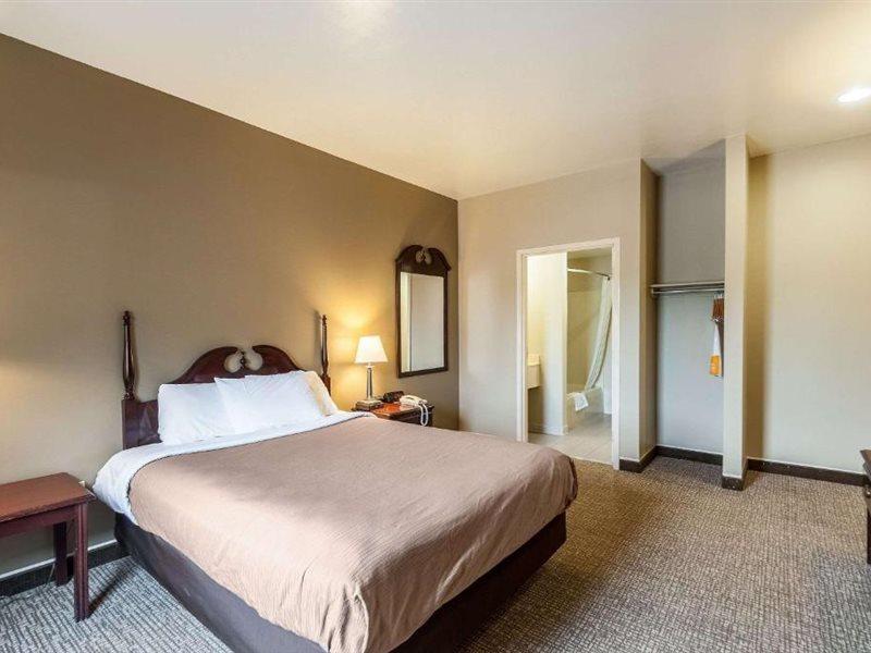 Econo Lodge Inn & Suites Middletown Екстериор снимка