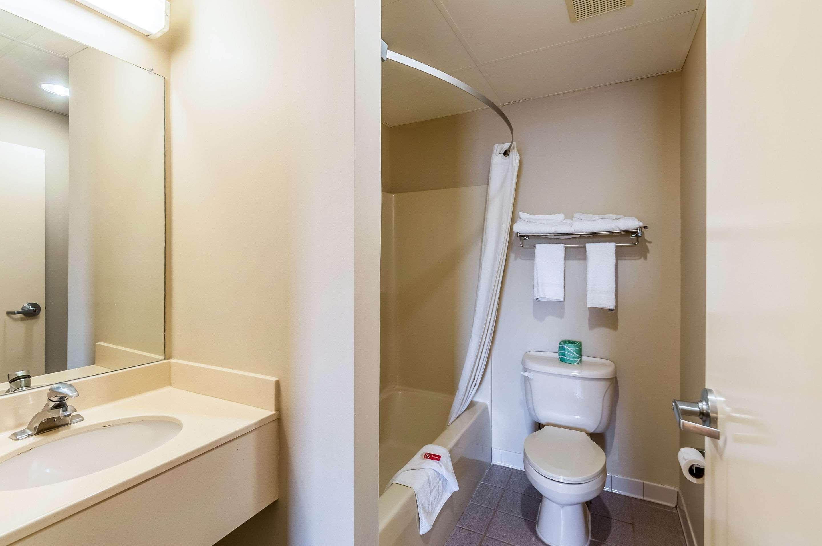 Econo Lodge Inn & Suites Middletown Екстериор снимка