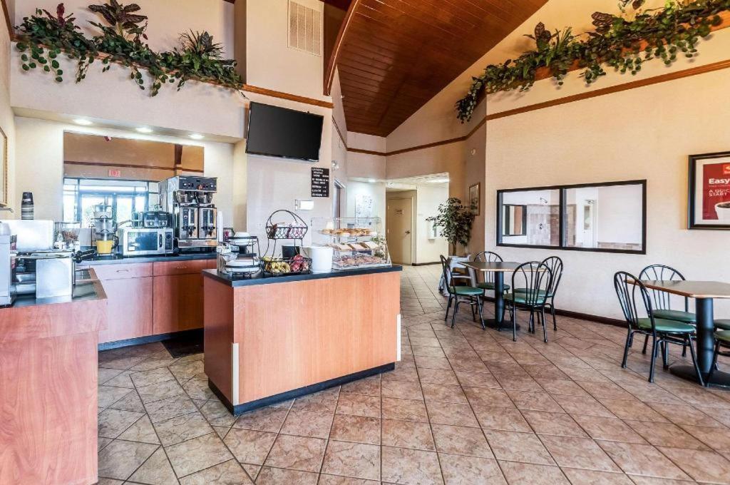 Econo Lodge Inn & Suites Middletown Екстериор снимка