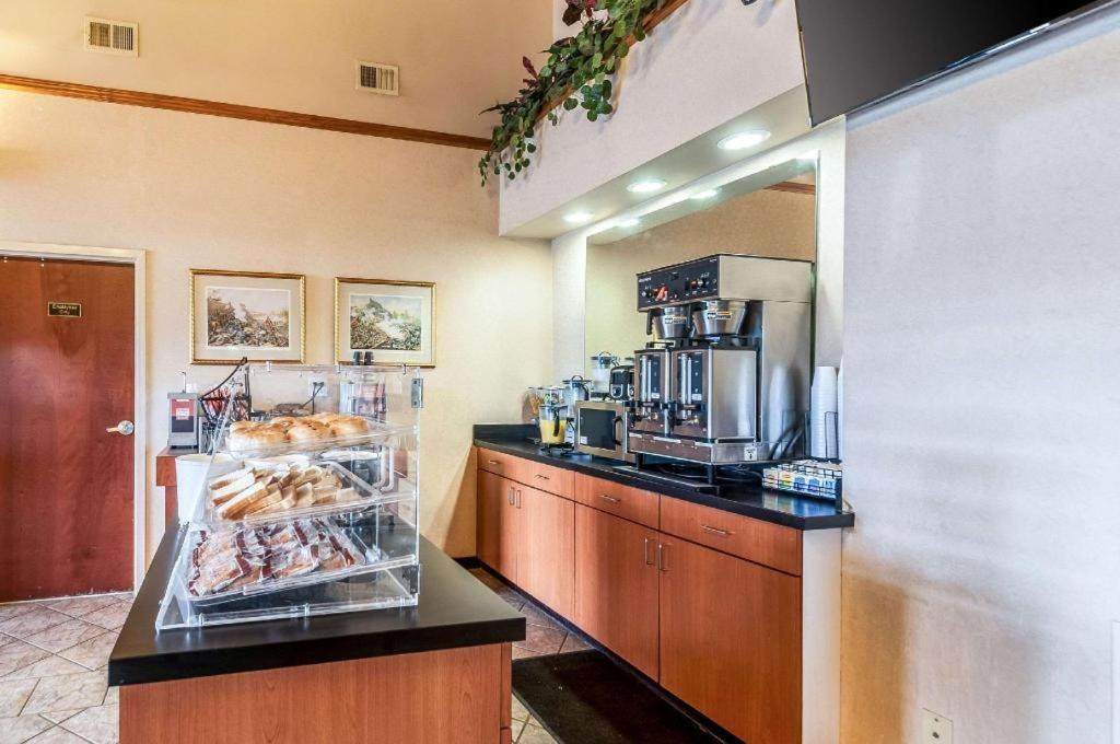 Econo Lodge Inn & Suites Middletown Екстериор снимка