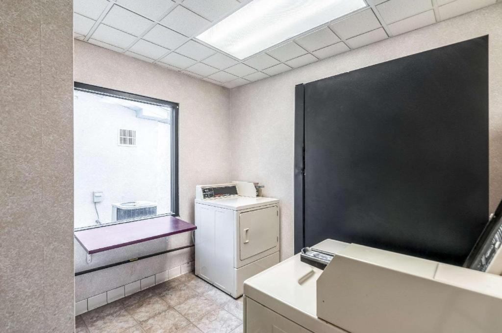 Econo Lodge Inn & Suites Middletown Екстериор снимка
