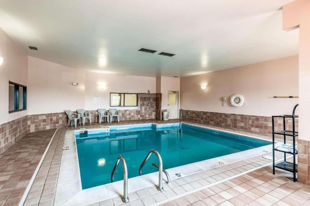 Econo Lodge Inn & Suites Middletown Екстериор снимка